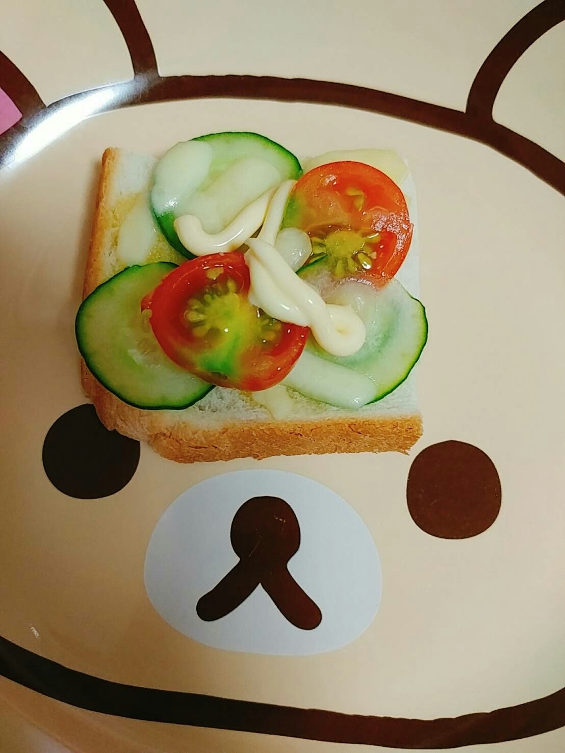 きゅうりとミニトマトのチーズマヨネーズおやつパン