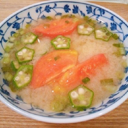 おくらとトマトの味噌汁