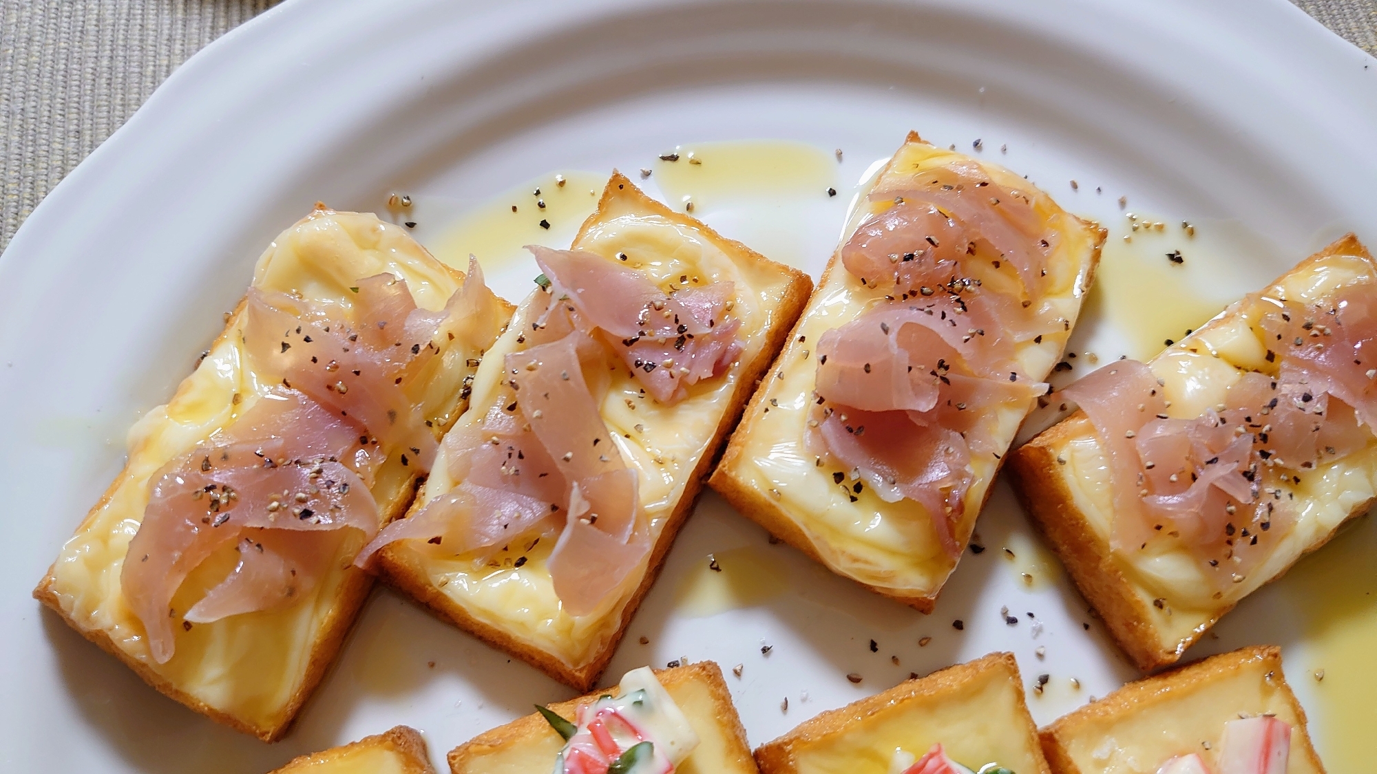 厚揚げで!生ハムとチーズのカナッペ風