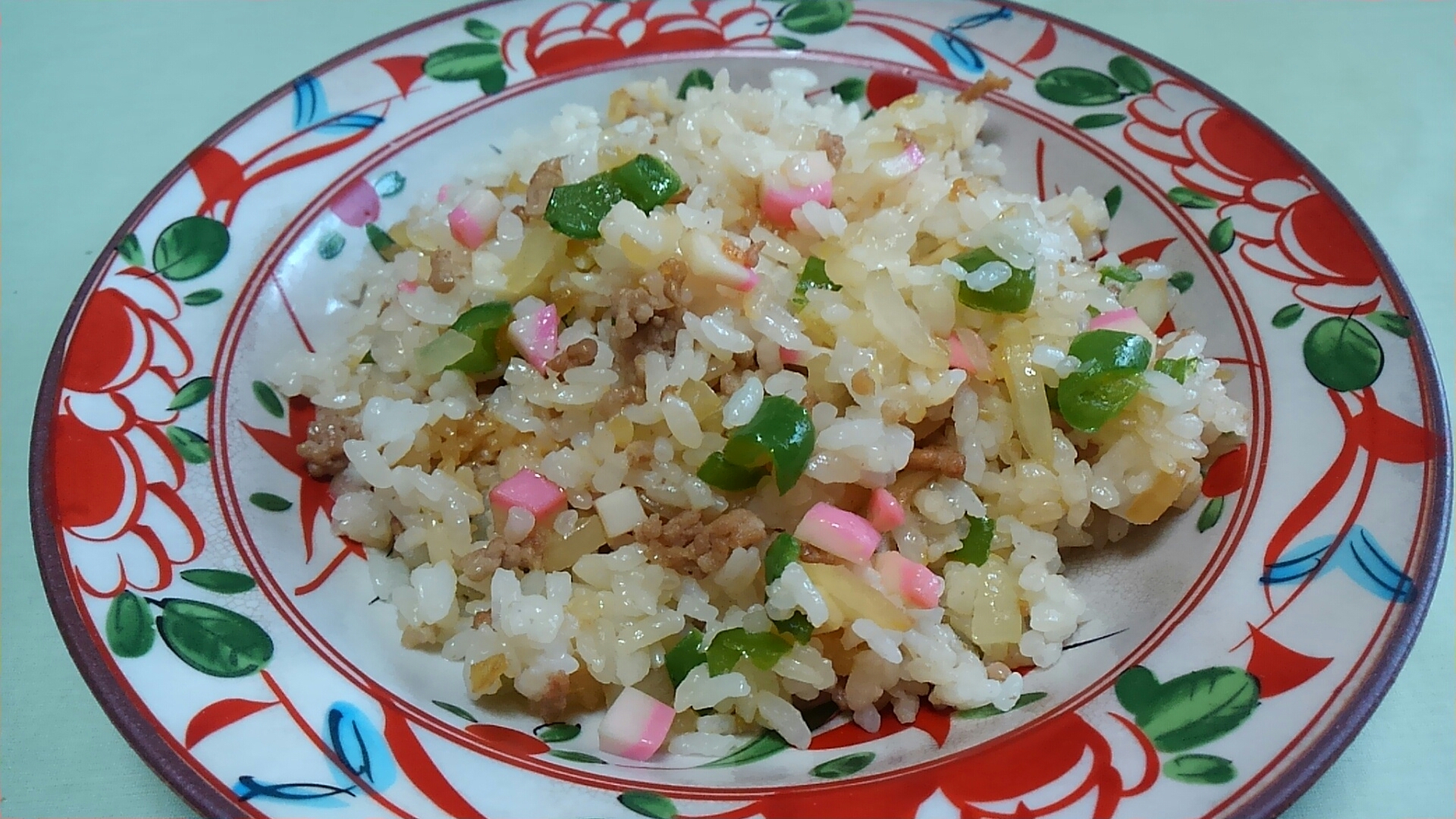 豚挽き肉と玉ねぎとピーマンと蒲鉾入りチャーハン＊