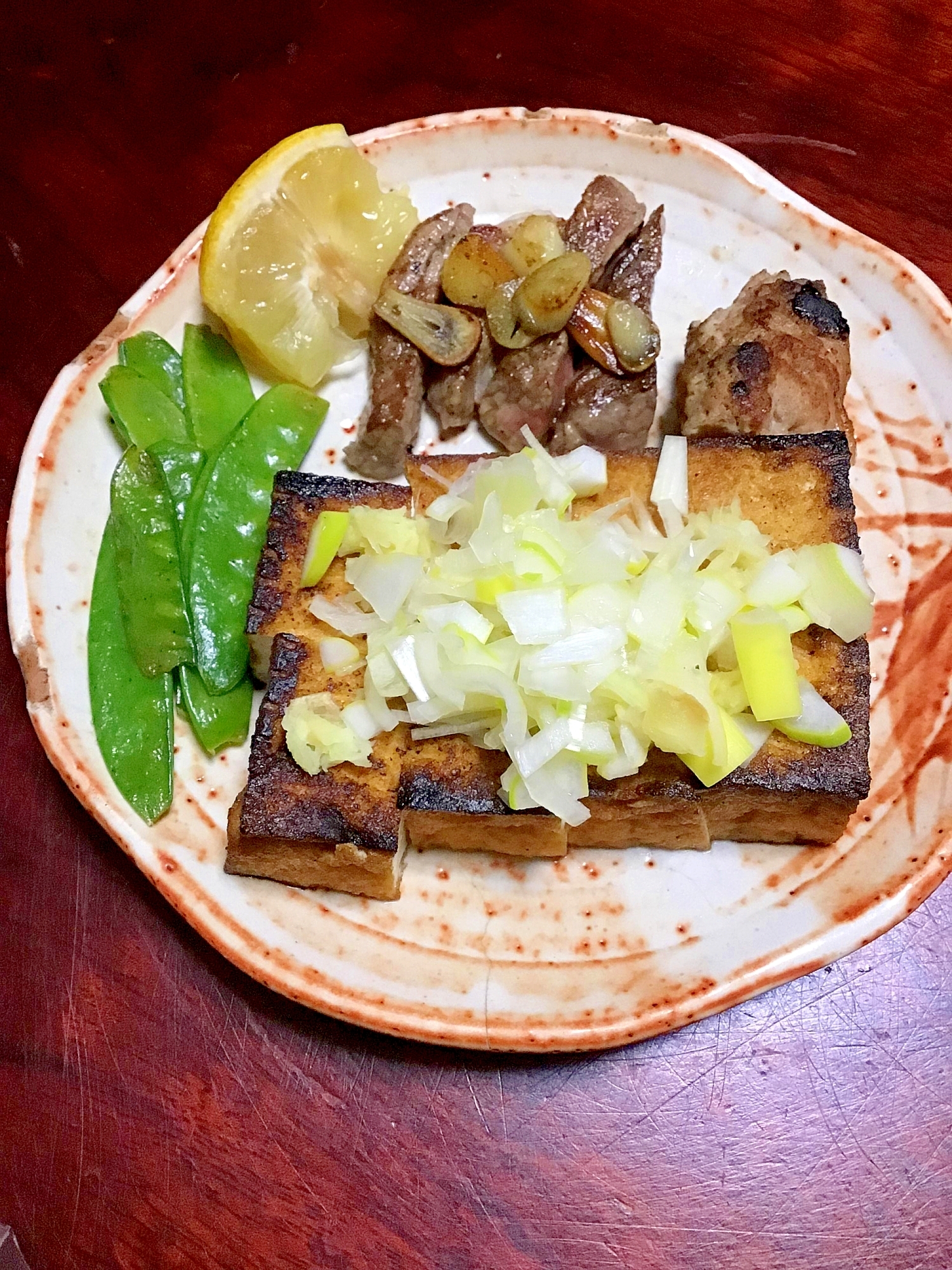 牛ステーキと一緒に焼いた厚揚げ（香りネギ添え）