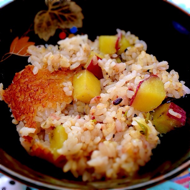 甘さつまいもがちょっぴり大人の十六穀炊き込みご飯