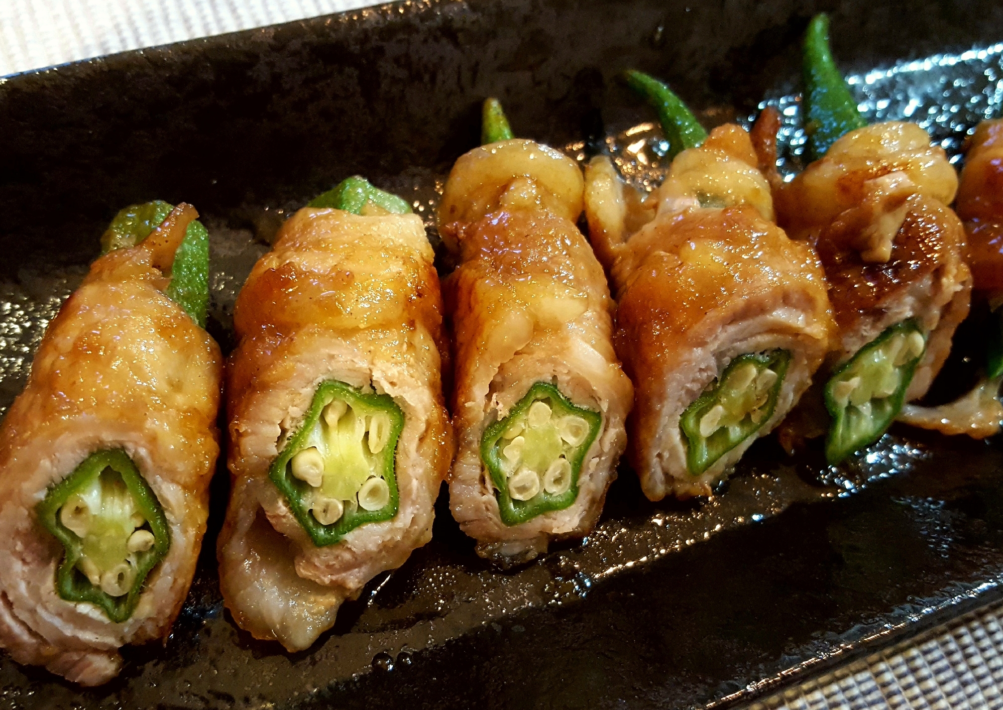 濃いめの味付けでご飯が進む◎豚肉のオクラ巻き