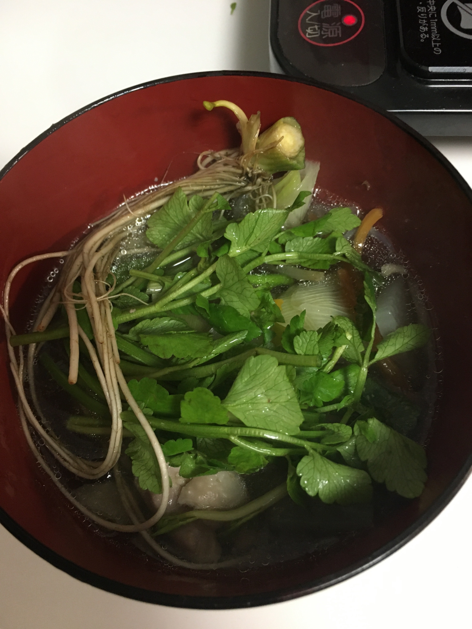 器に入った具だくさんのせり鍋