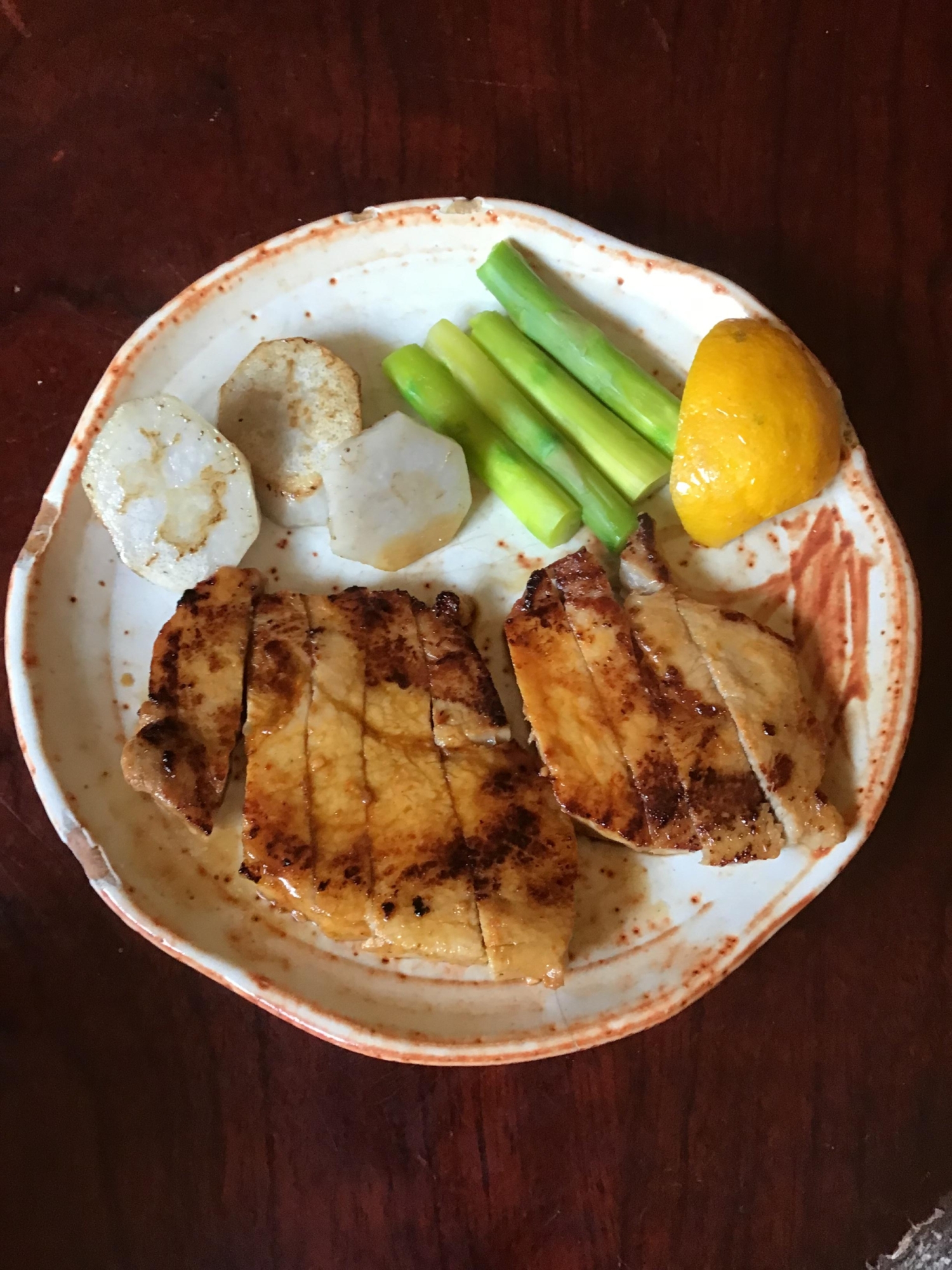 豚の醤油粕漬けと焼き里芋とアスパラ。