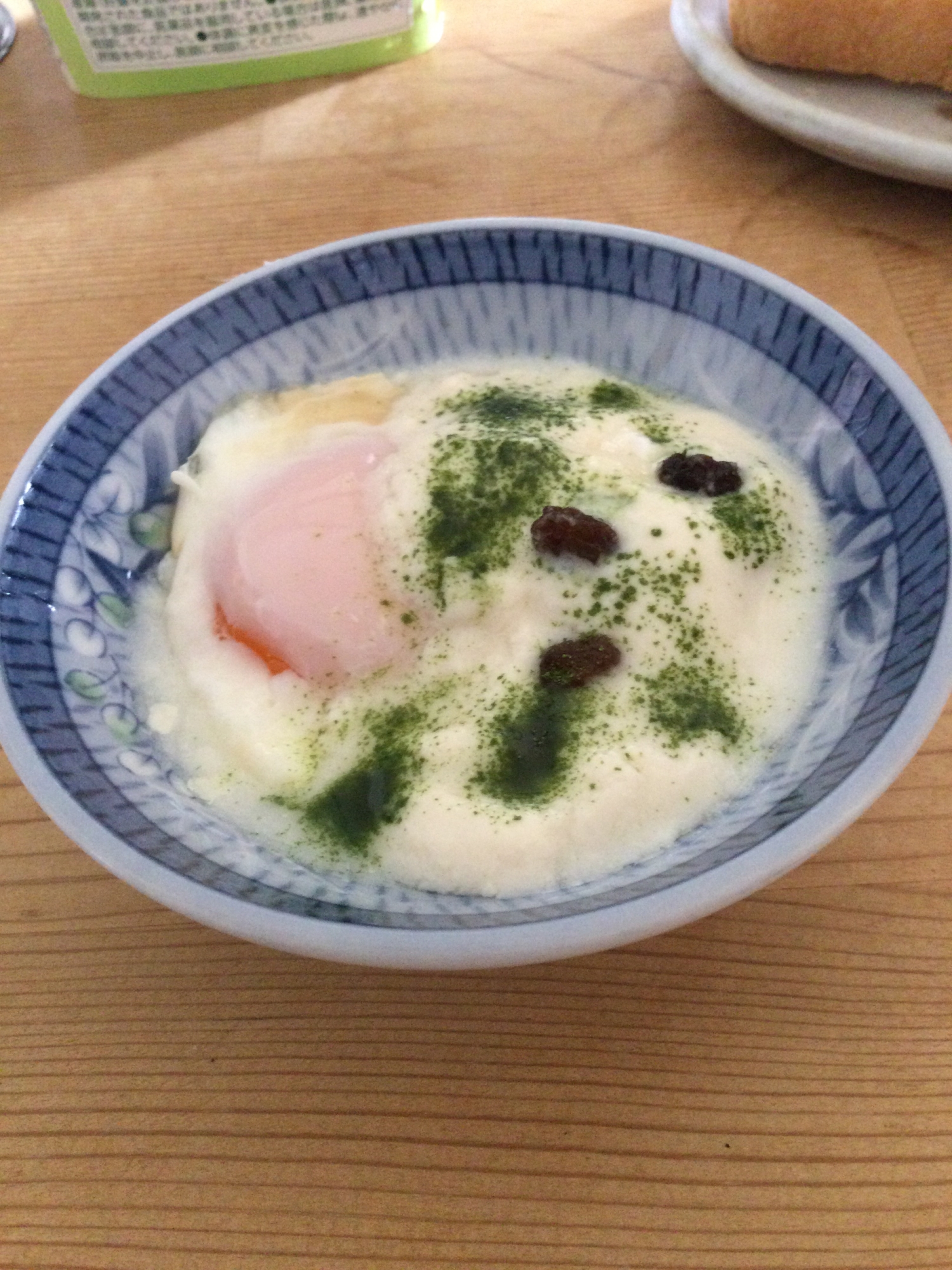 目玉焼き♡豆乳ヨーグルトレーズン青汁かけ♪