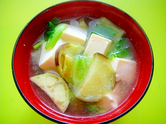 豆腐と茄子チンゲン菜の味噌汁