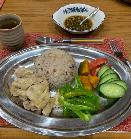 コタキナバルで食べた海南チキンライスが美味しくて、もう一度食べたいと思っていました。そっくりの味になりました。
タレが秀逸と、夫も大喜びでした。