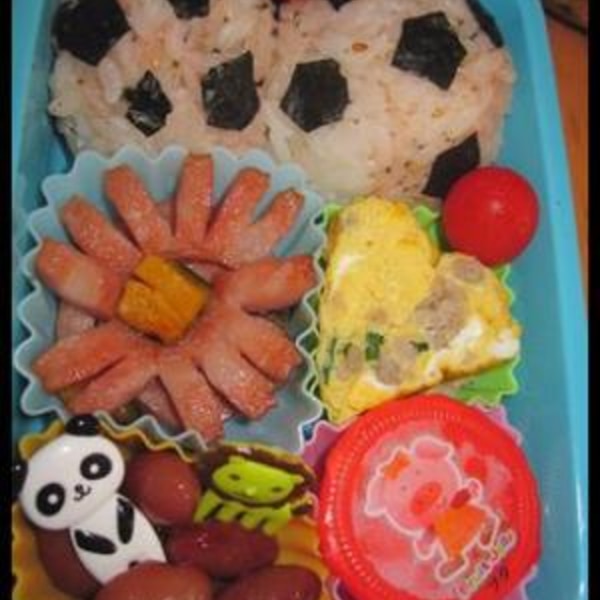 サッカーボールのオニギリ弁当 レシピ 作り方 By 我家の 毎日ゴハン 楽天レシピ サッカーボールのオニギリ弁当 レシピ 作り方 By 我家の 毎日ゴハン 楽天レシピ