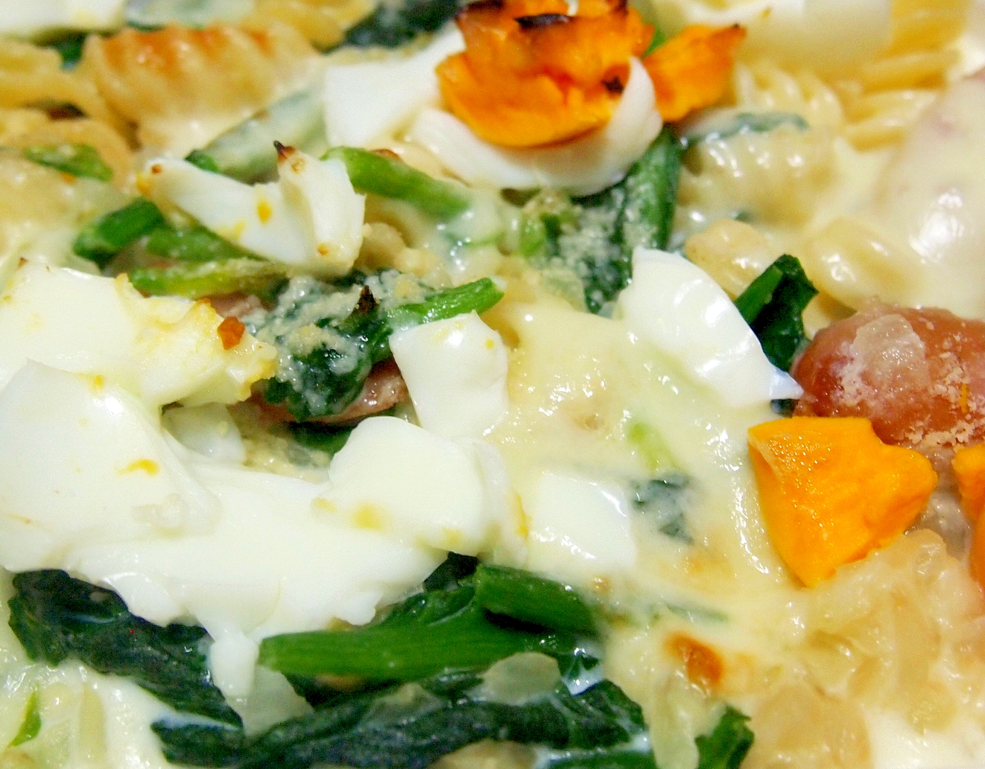 ソーセージとほうれん草とゆで卵のグラタン