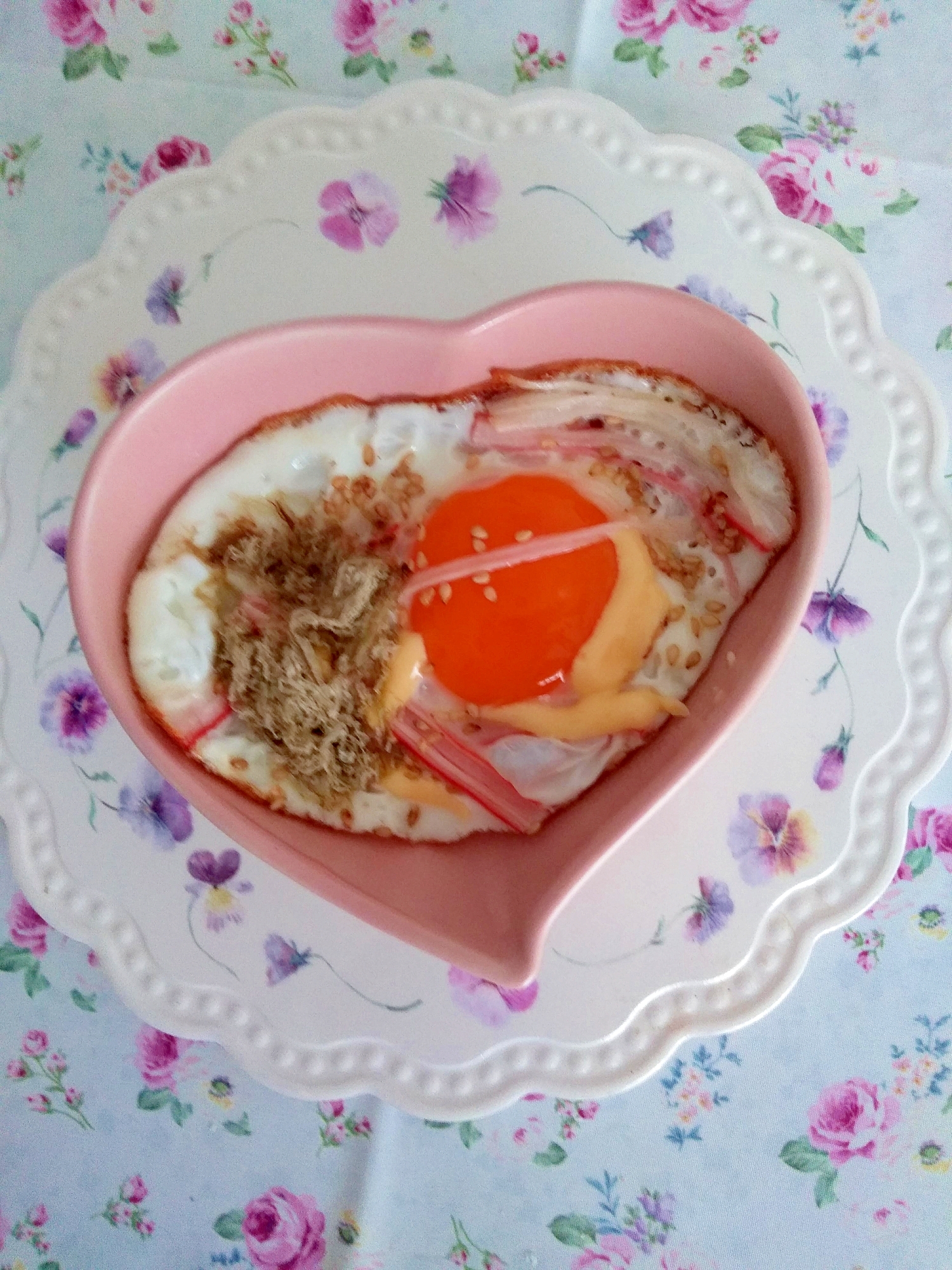 欲張り！目玉焼きの上にカニカマ♪