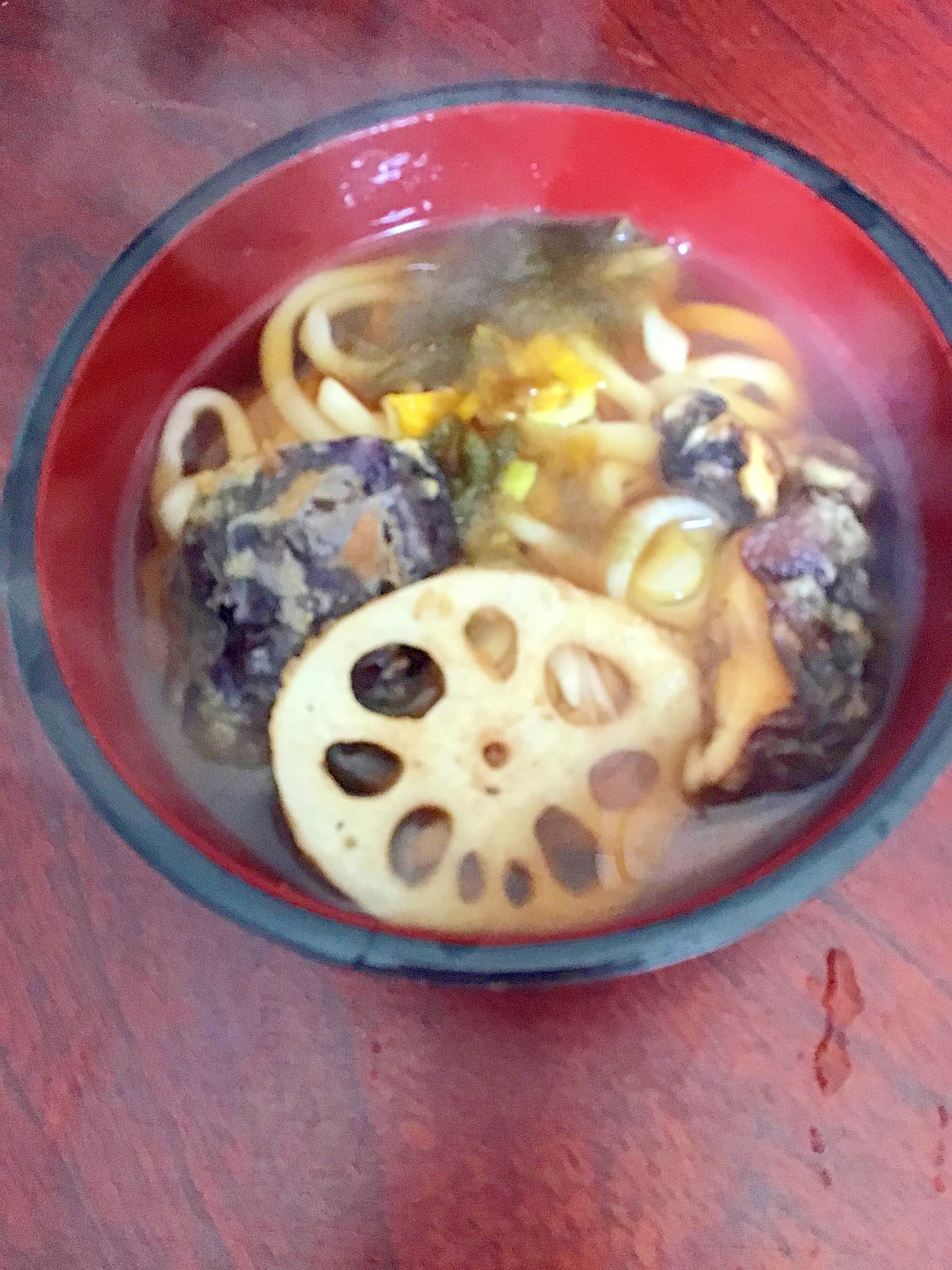 とろろ昆布と、茄子と蓮根と椎茸の天ぷらうどん。