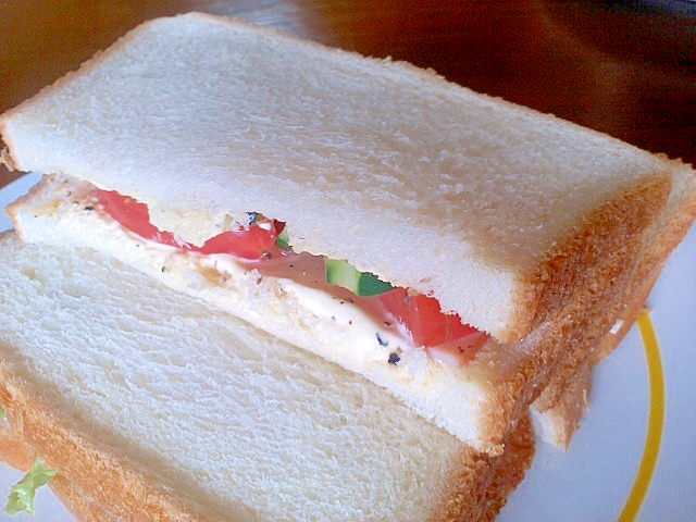 トマトときゅうりと新玉ねぎのサンドイッチ
