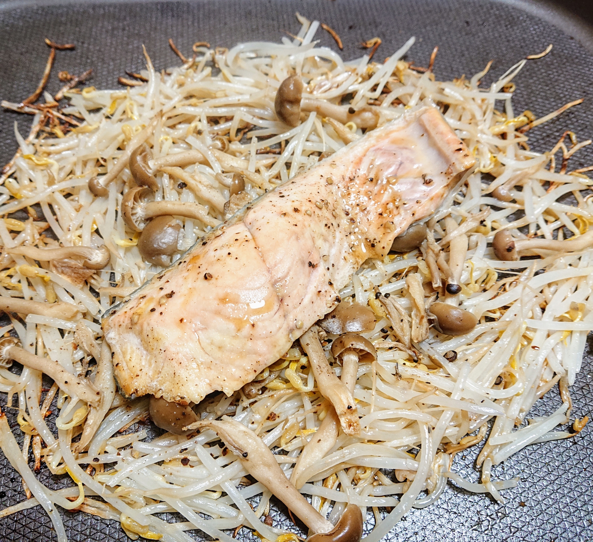 ホットプレートで☆鮭ともやしの蒸し焼き(ポン酢)