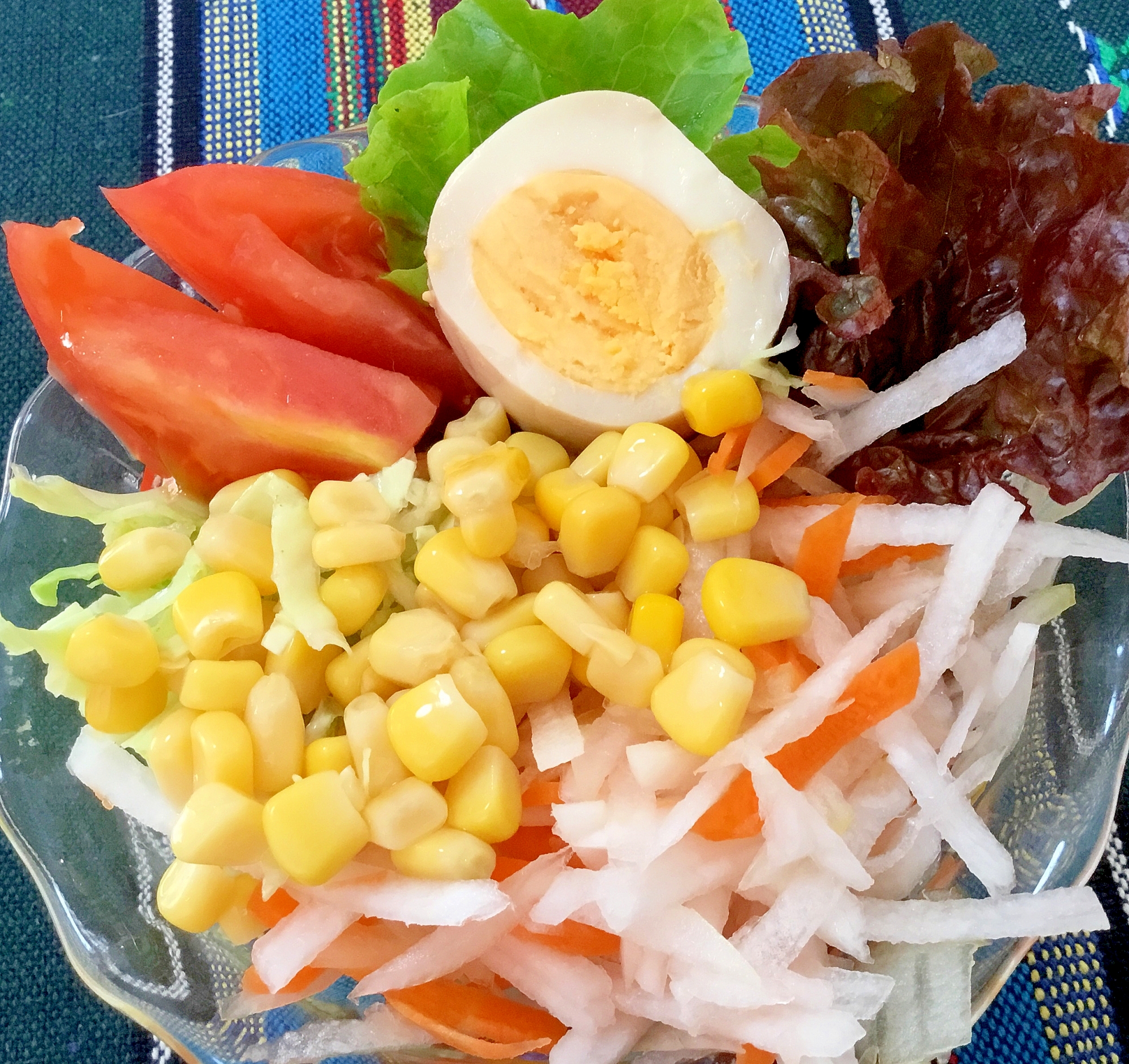 生野菜とコーンのサラダ
