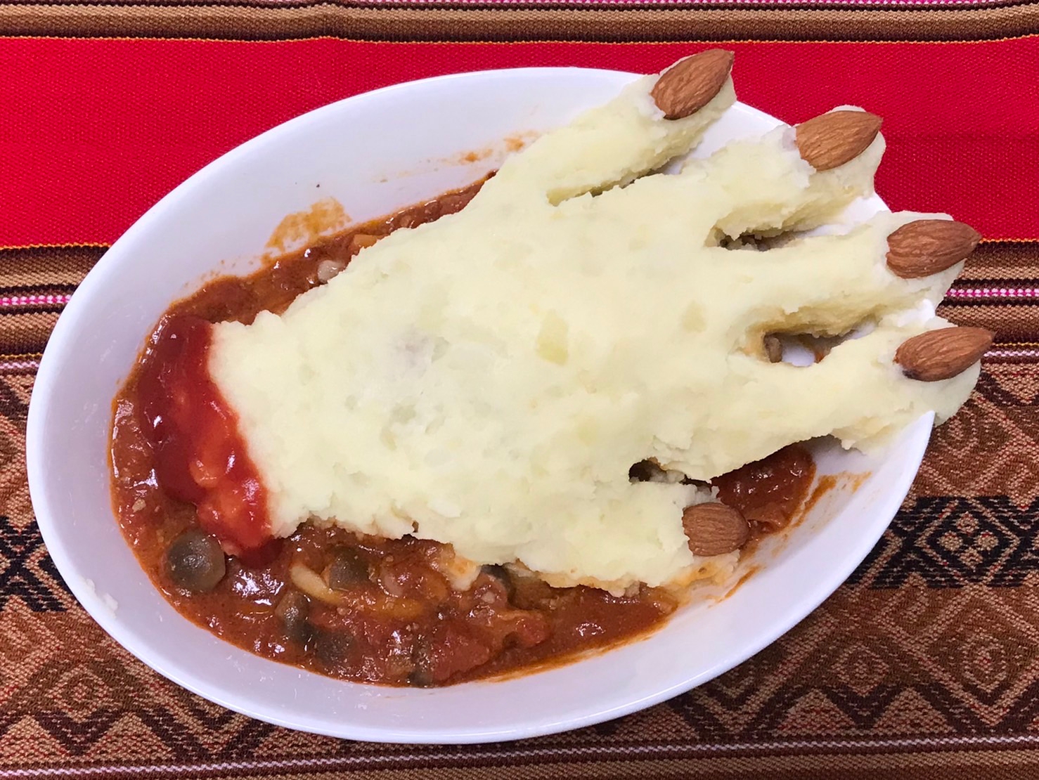 ハロウィン 血のハンバーグとマッシュポテトの手