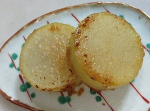 薄い色の味噌を使ったので、色白の大根になりましたが、味噌とバターでとても美味しく頂きました。ごちそうさま