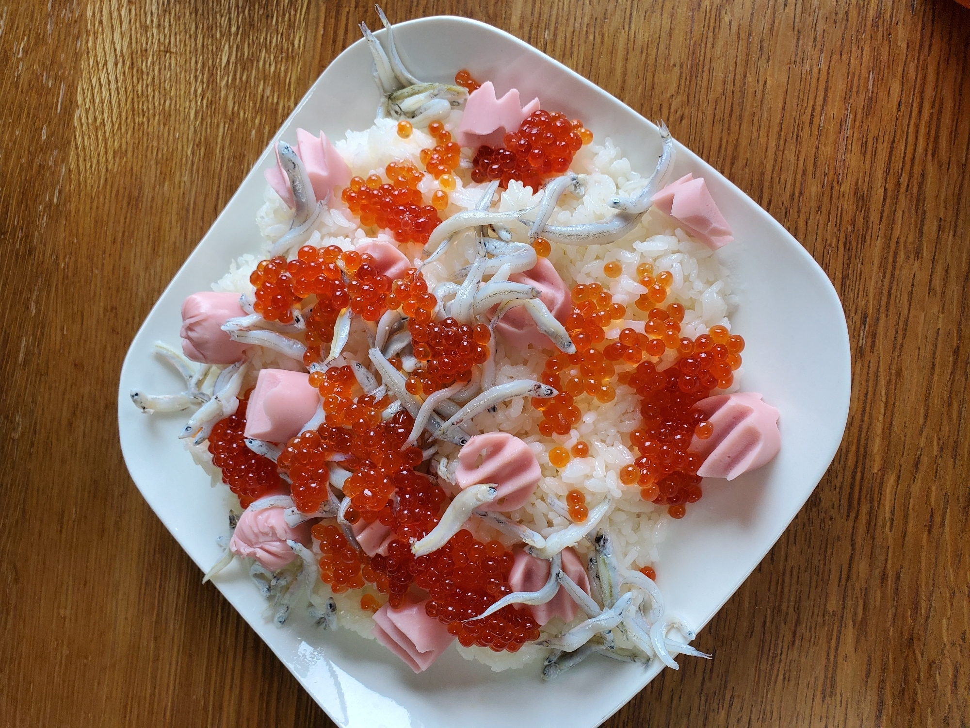 海鮮ちらし寿司(いくら、しらす、魚肉ソーセージ)