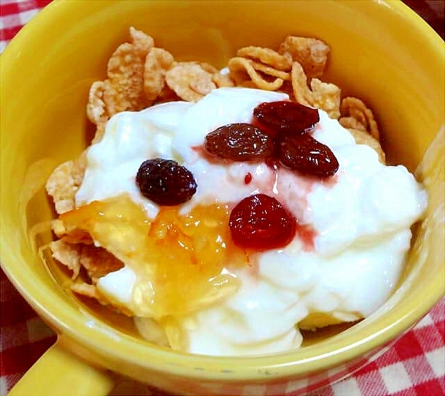 バナナヨーグルト☆ママレード&ドライフルーツ添え