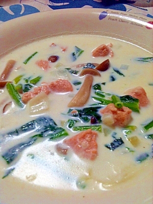 鮭とほうれん草の牛乳スープ