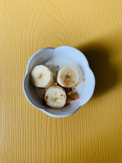 バナナとナッツのヨーグルト