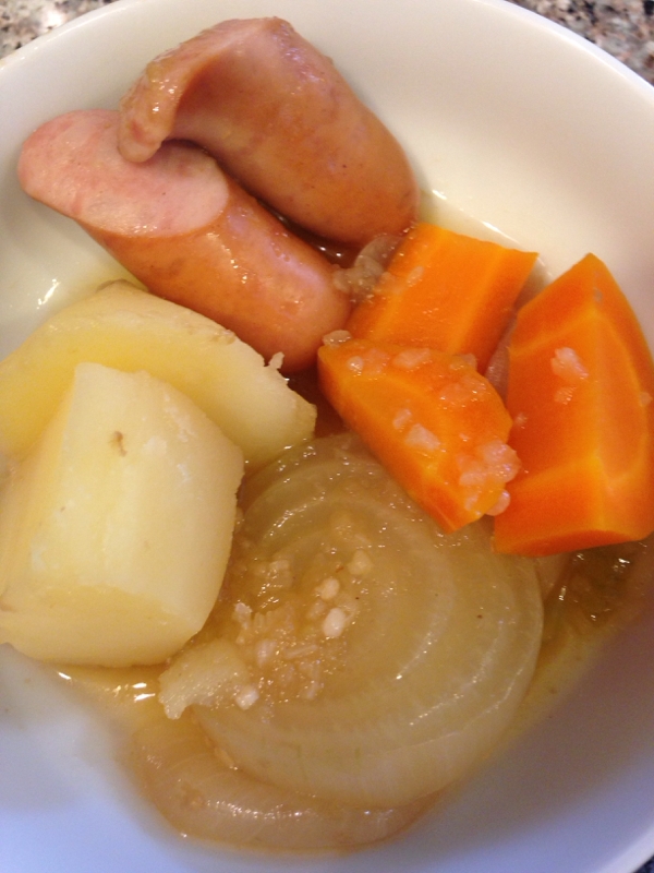 白い皿に盛られた、じゃがいもと玉ねぎの野菜だし煮