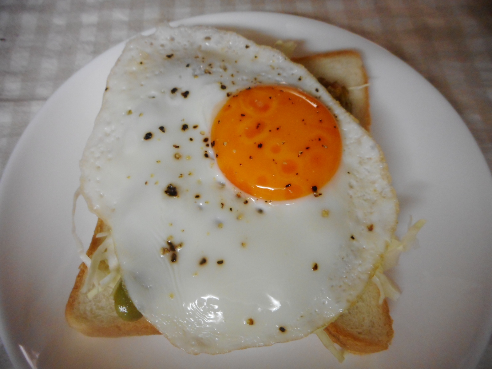 目玉焼きとキーマカレーのっけトースト