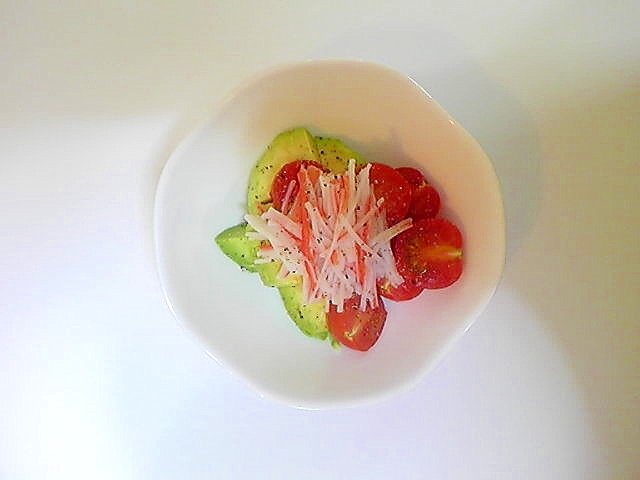 アボカド、ミニトマト、かにかまのサラダ