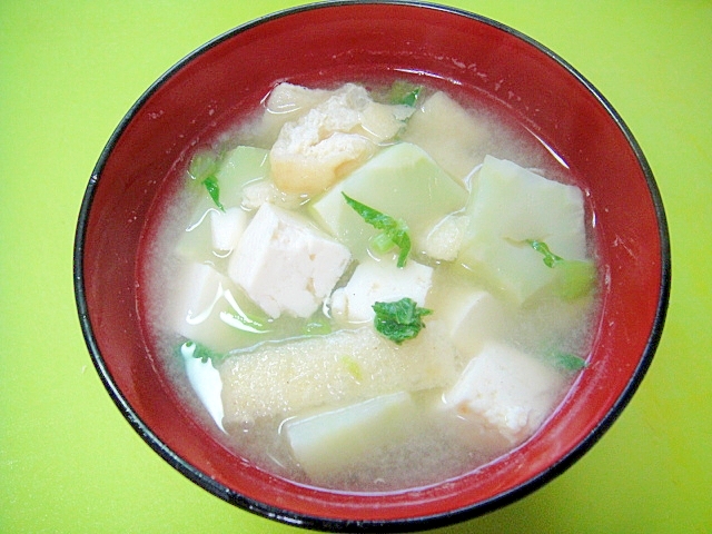 豆腐と油揚げブロッコリーの茎の味噌汁