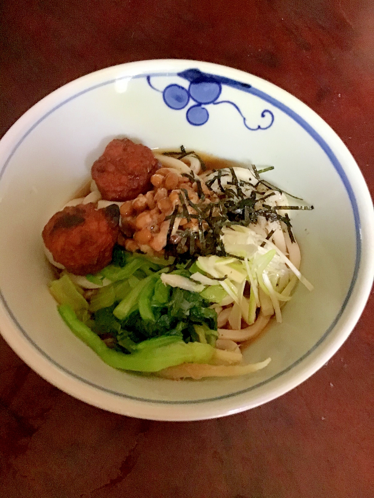 小松菜とタコボールの納豆冷やしうどん。