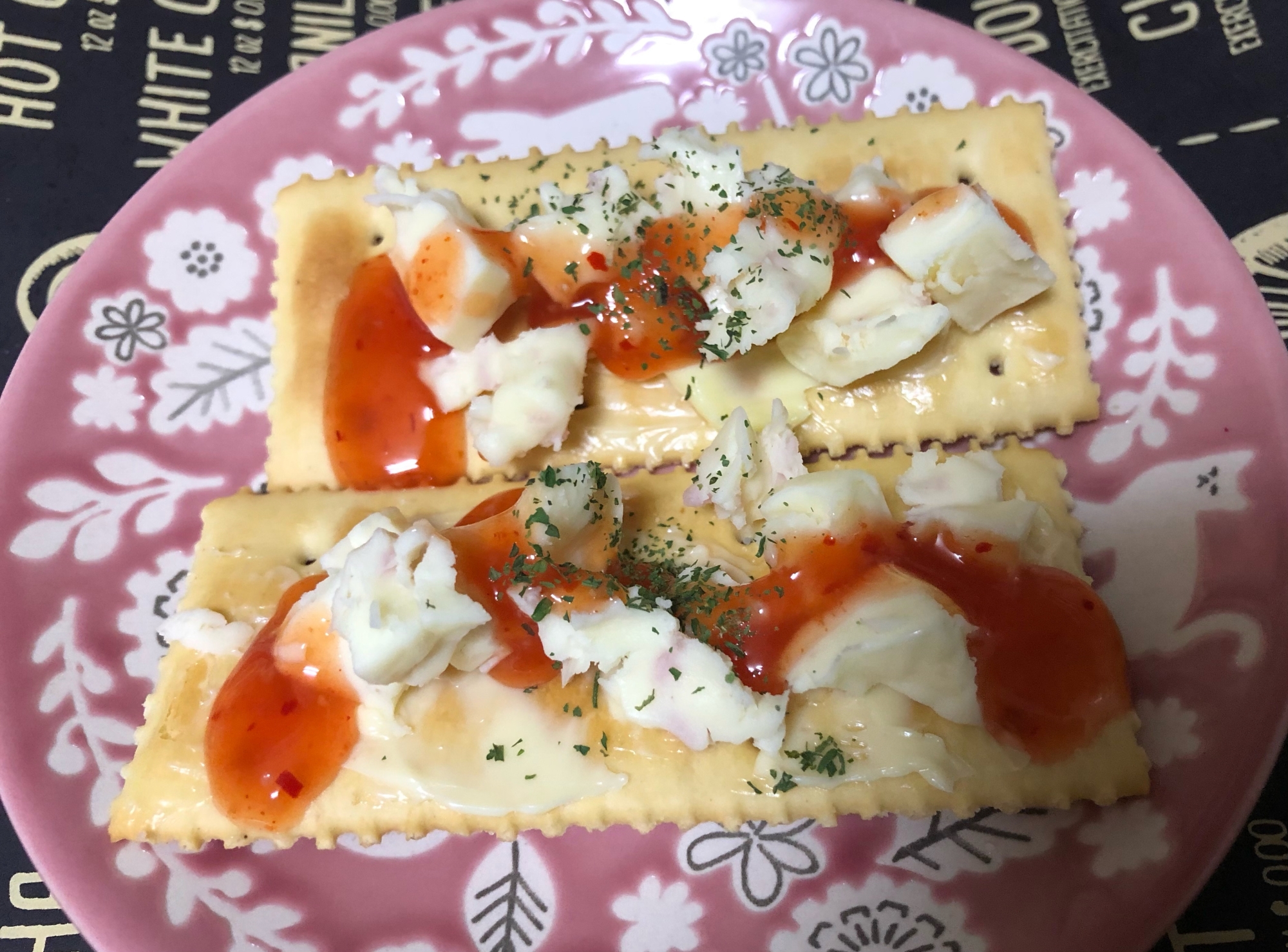 モッツァレラチーズのトマトソースクラッカー