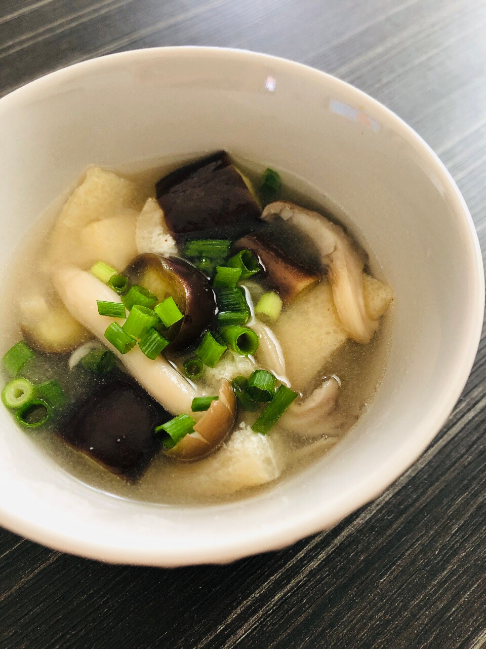 茄子ときのこ、油揚げの味噌汁