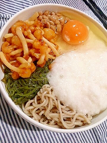 白い器に盛られたなめこと卵のとろろ蕎麦