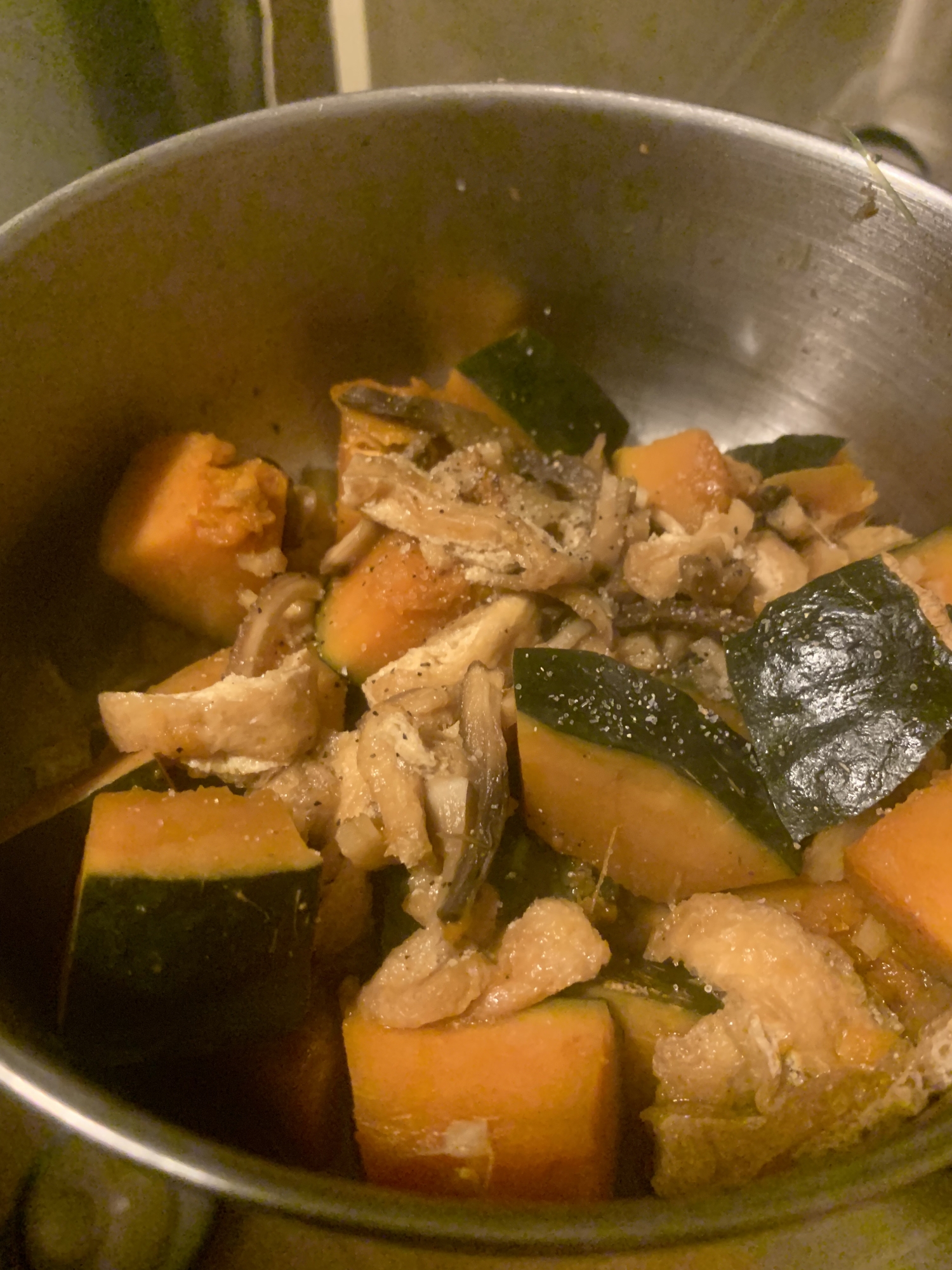 生姜たっぷり♩油揚げと椎茸の軸のカボチャ煮