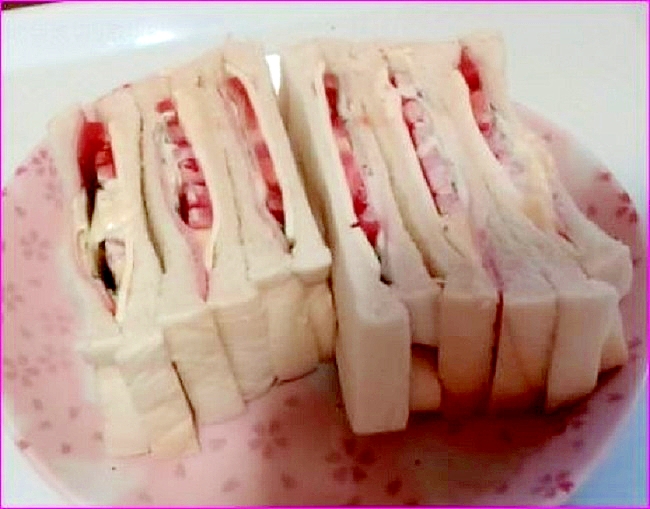 ハム・チーズ・トマト・きゅうりのサンドウイッチ