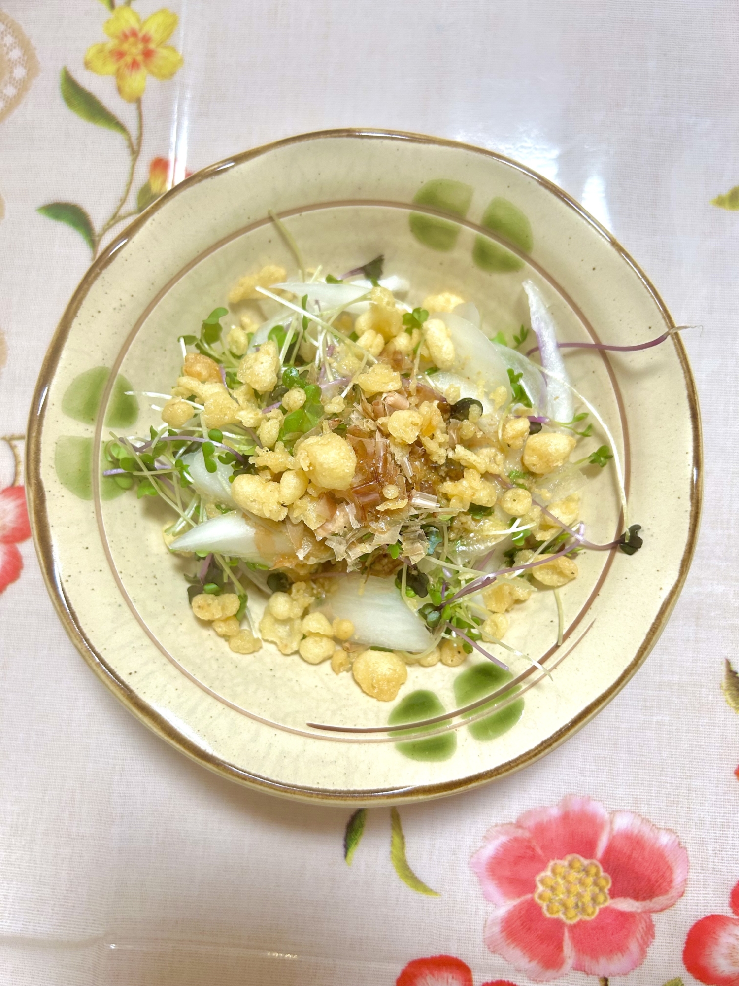 新玉ねぎとブロッコリースプラウトのサラダ