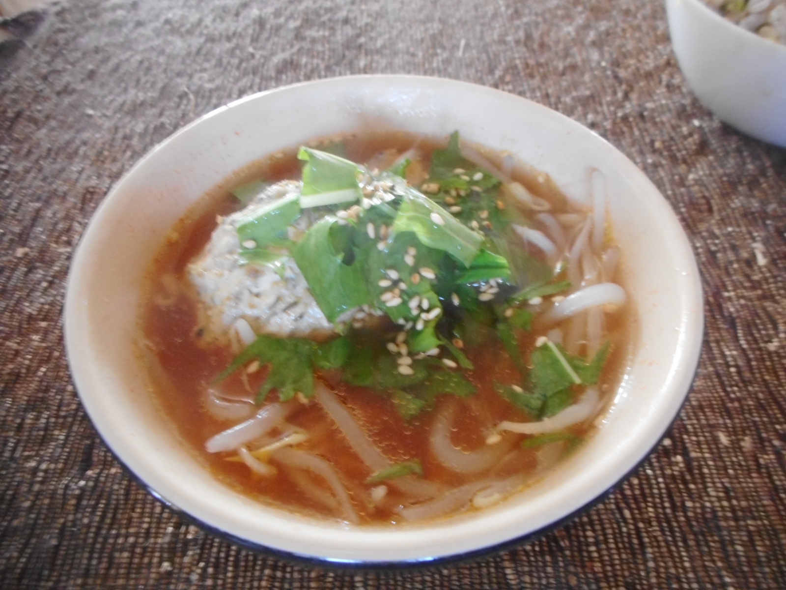 もやしと鶏団子のピリ辛味噌汁