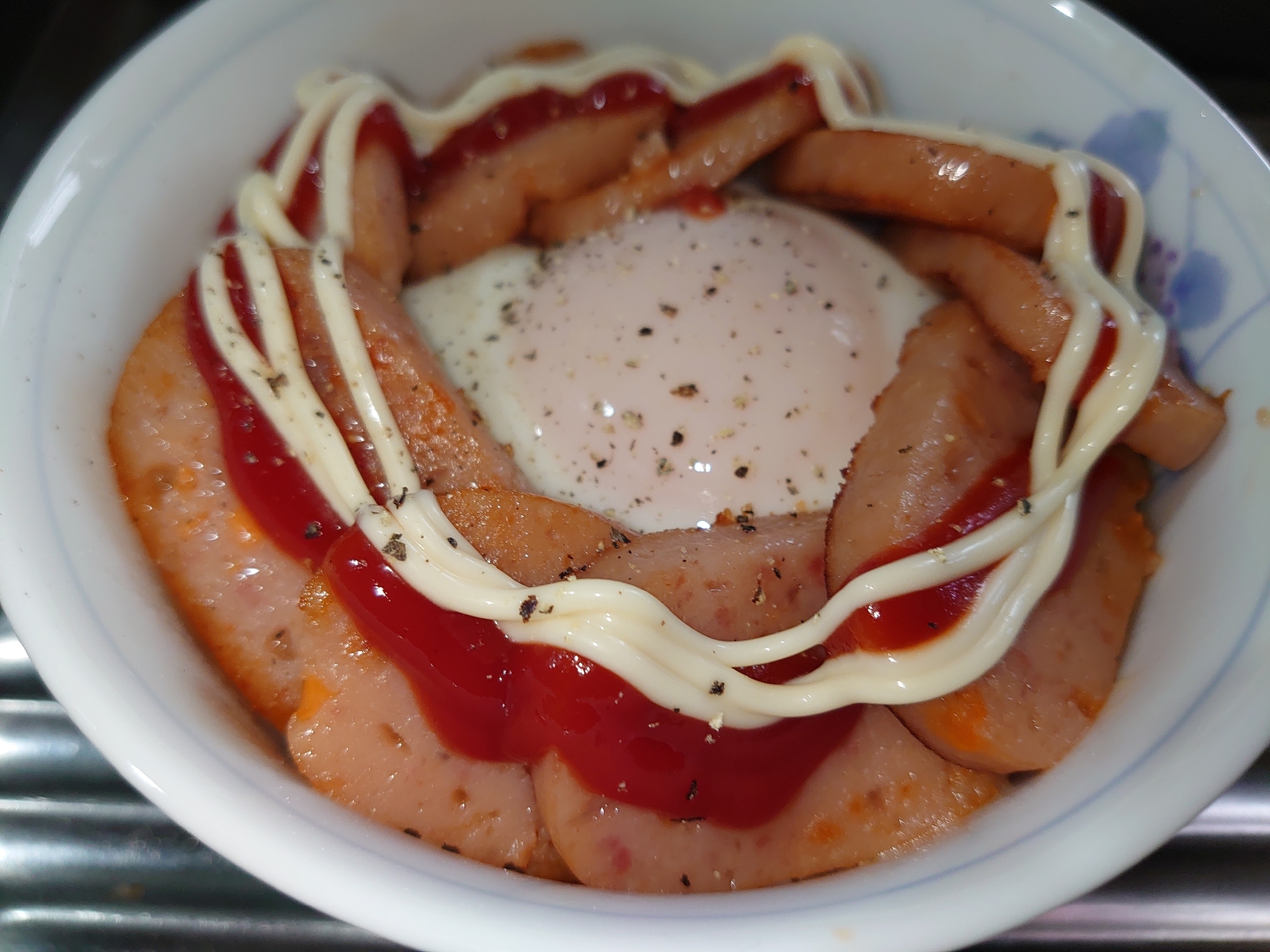 【ヤロウ飯】フライパン１つ♪魚肉ハンバーグ目玉丼