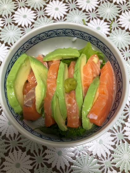 アボカドが食べごろになったのでずっと食べたかったサーモン丼にしました^_^