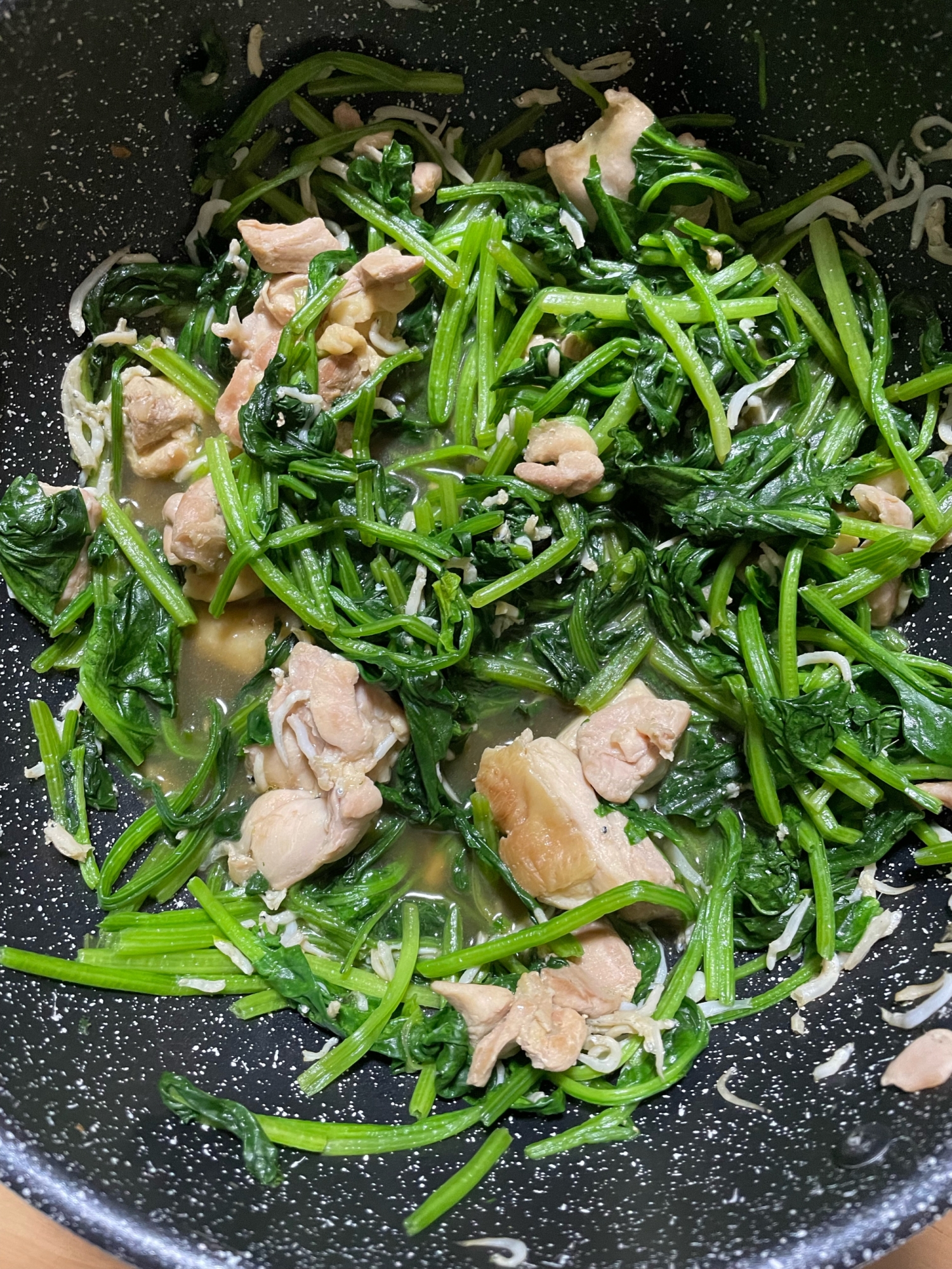 鶏肉としらすとほうれん草と国産チーズ炒め