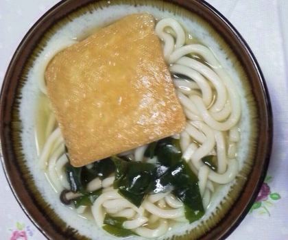 きつねとたぬきのわかめうどん