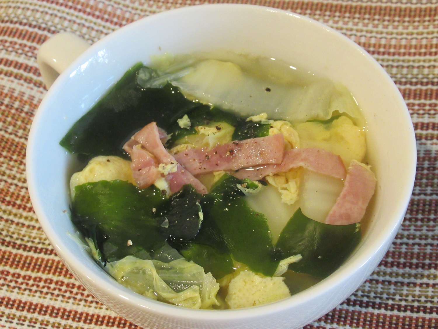 白菜とワカメのたまごスープ