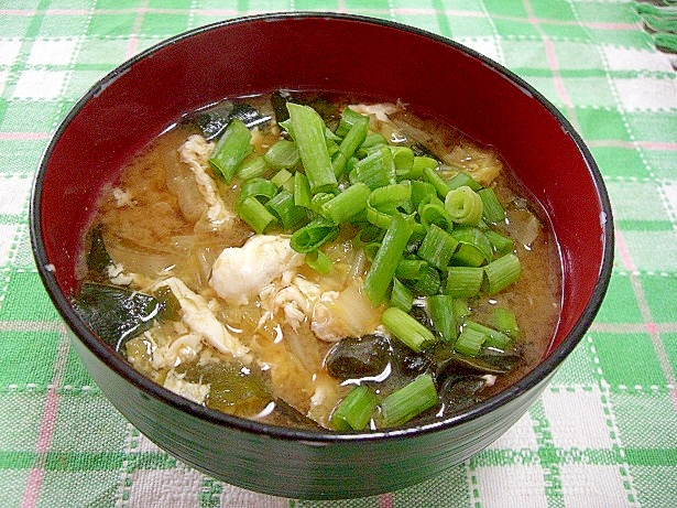 白菜とわかめと卵白のお味噌汁