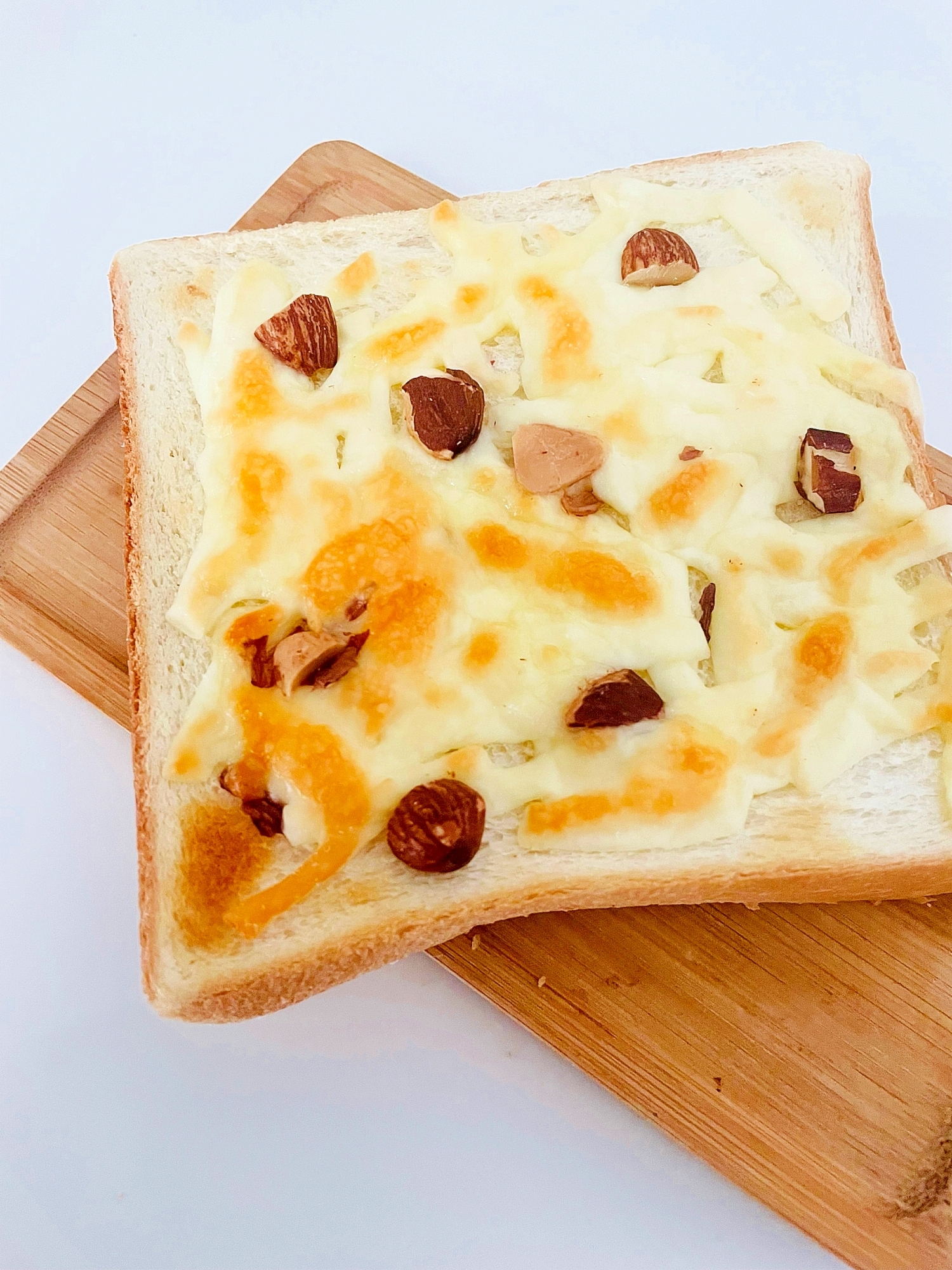 ナッツとチーズのトースト