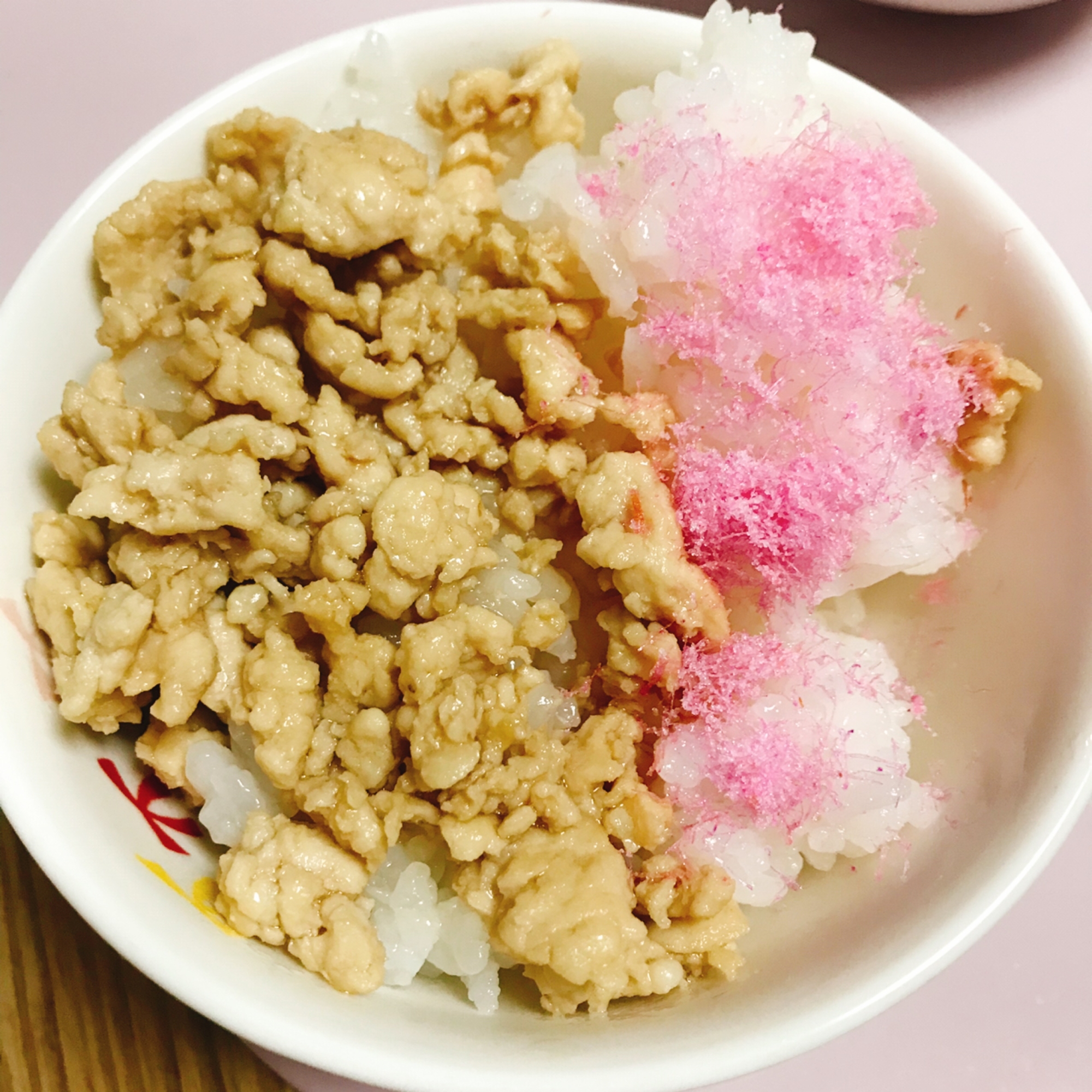 茶色とピンク♡鶏そぼろと桜でんぶご飯！