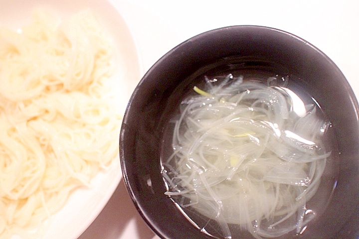 玉葱たっぷりのあごだしで食べる素麺