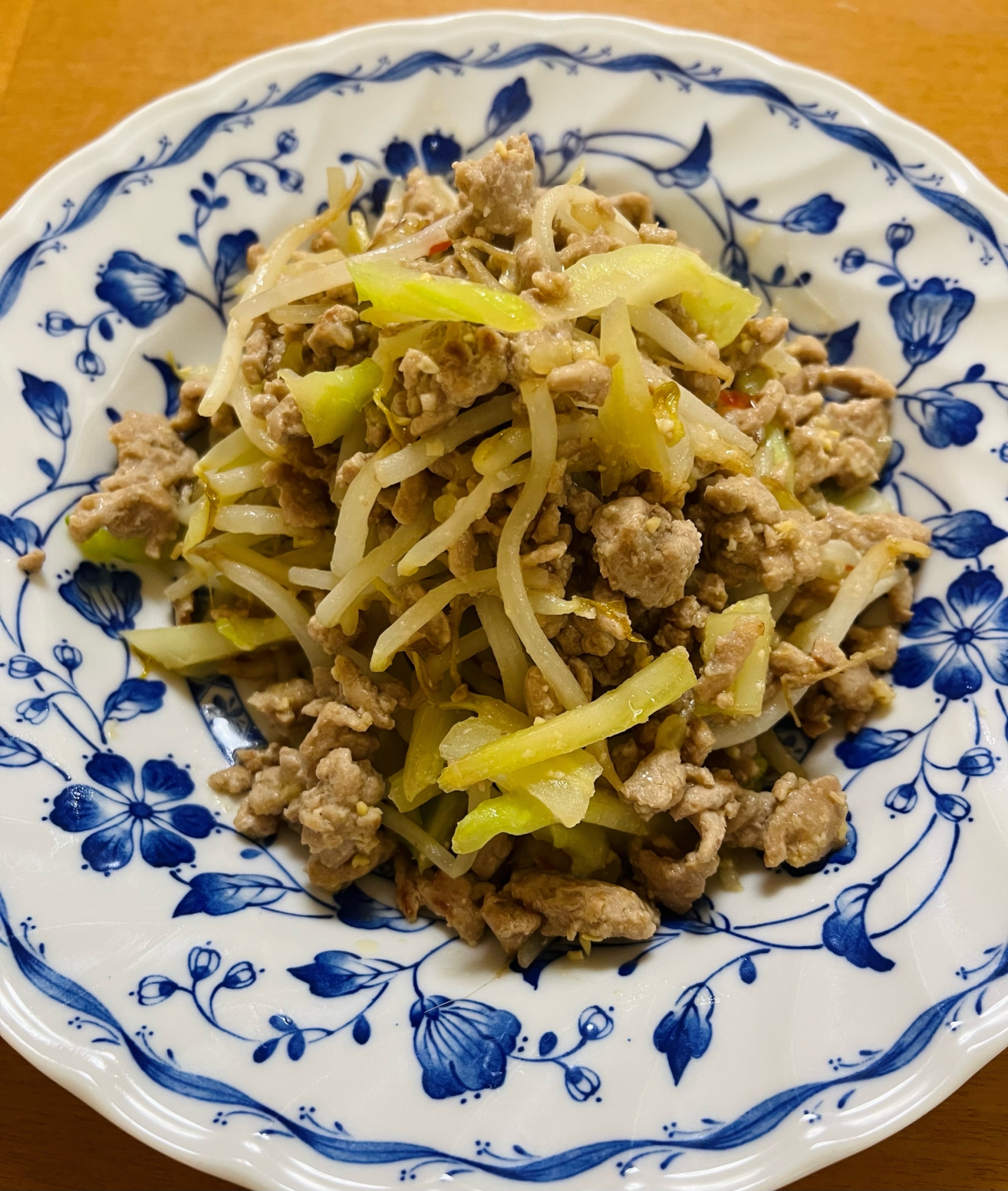 春キャベツの芯ともやしの肉味噌炒め