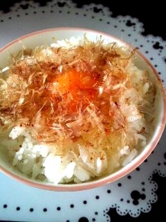 こんばんは☆ 初めて醤油などをかけずにたまごかけご飯を食べました♪かけなくても一味と鰹節のおかげで十分ですね！美味しかったです、ごちそうさまでした♡