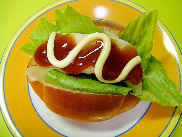 バターロールで♪餃子とレタスのお好みソースサンド