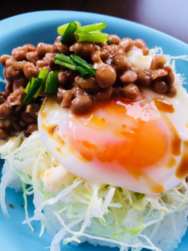 キャベツたっぷり目玉焼き納豆ご飯